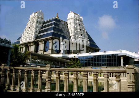 BENGALURU, INDE - 07 février 2021 : une vue du temple ISKCON se reflétant dans un étang à Bengaluru, Inde Banque D'Images