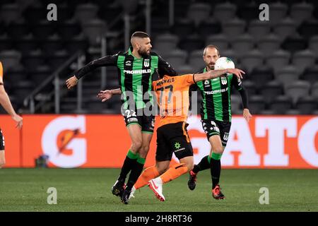 Le défenseur de l'Ouest-Uni Tomislav USKOK (22) et le joueur de roar de Brisbane Scott McDonald (77) se sont affrontent Banque D'Images