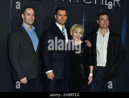 Londres, Royaume-Uni.1er décembre 2021.Henry Cavill (2e L) et les invités assistent à la première mondiale de 'The Witcher: Season 2' à Odeon Luxe Leicester Square à Londres.Crédit : SOPA Images Limited/Alamy Live News Banque D'Images