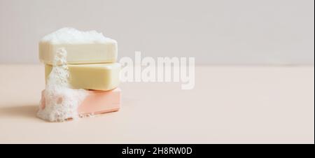 Une barre de savon biologique fait main avec de grandes bulles de mousse.Santé beauté produits naturels concept.Cosmétiques biologiques. Banque D'Images