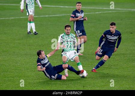 Le milieu de terrain de Melbourne Victory Leigh Broxham (6) glisse pour s'attaquer au milieu de terrain de Western United Steven Lustica (10) Banque D'Images