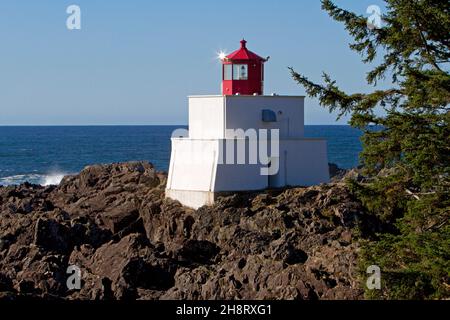 Vue panoramique du phare de Amphitrite point le long du sentier sauvage du pacifique à Ucluelet, sur la côte ouest de l'île de Vancouver, en Colombie-Britannique, au Canada avec une étoile au soleil Banque D'Images