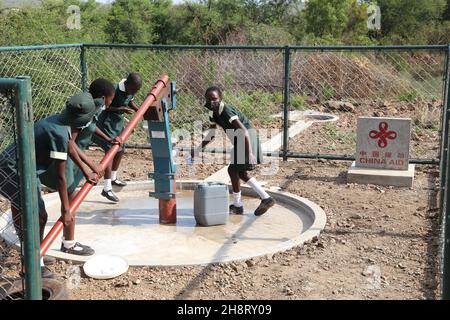 Gwanda, province de Matabeleland-Sud du Zimbabwe.3 novembre 2021.Les élèves peuvent aller chercher de l'eau dans un puits de forage d'une école primaire de Gwanda, province du Sud de Matabeleland, Zimbabwe, 3 novembre 2021.Les projets de forage de trous de sonde financés par la Chine fournissent une bouée de sauvetage aux communautés pauvres en eau en Afrique où l'accès facile à l'eau potable reste un défi pour certaines populations du continent.POUR ALLER AVEC 'Feature: Les projets d'eau soutenus par la Chine apportent de la joie aux communautés en Afrique' Credit: Chen Yaqin/Xinhua/Alamy Live News Banque D'Images