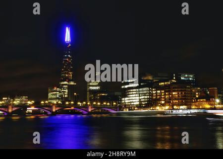 Londres, Royaume-Uni, 1er décembre 2021.L'éclairage de Noël du Shard est allumé ce soir et est dédié cette année aux services d'urgence.L'affichage de l'éclairage fonctionne tous les jours en décembre.Crédit : onzième heure Photographie/Alamy Live News Banque D'Images