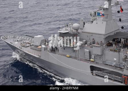 MER DES PHILIPPINES (nov27, 2021) -- Henry J. Kaiser-Class Replenishment oiler USNS Big Horn (T-AO198) effectue des reconstitutions en cours dans la mer des Philippines avec des partenaires et des alliés, y compris la frégate de classe Anzac HMAS Warramunga (FFH 152) de la Royal Australian Navy, dans le cadre de l'exercice annuel, du 21 au 30 novembre.Des forces navales d'Australie, du Canada, d'Allemagne, du Japon et des États-Unis ont participé à l'exercice multilatéral multinational, dirigé par la Force d'autodéfense maritime du Japon.L'exercice permet de renforcer les relations durables tout en aiguisant les compétences navales.(Photo de Juahn Gaskins) Banque D'Images