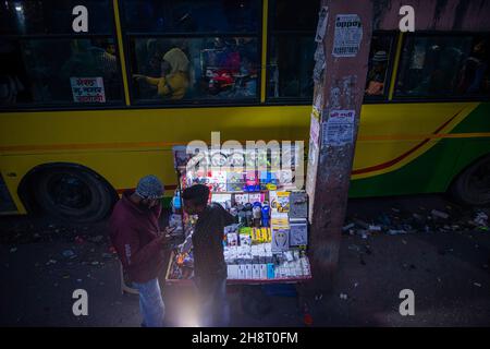 Ghaziabad, Inde.1er décembre 2021.Un vendeur de rue indien a vu vendre des articles électroniques près du terminal de bus Anand vihar.in 2020-21 affaires de vente de rue a été durement frappé en raison du coronavirus.Crédit : SOPA Images Limited/Alamy Live News Banque D'Images