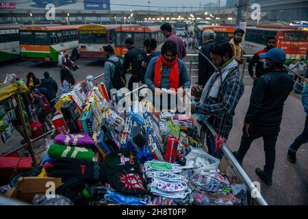 Ghaziabad, Inde.1er décembre 2021.Un vendeur de rue indien a vu vendre des articles électroniques près du terminal de bus Anand vihar.in 2020-21 affaires de vente de rue a été durement frappé en raison du coronavirus.Crédit : SOPA Images Limited/Alamy Live News Banque D'Images