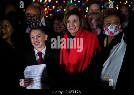 La conférencière de la Chambre Nancy Pelosi (D-CA), au centre, pose pour une photo avec Michael Mavris, étudiant de 5e année, de Californie, au centre-gauche, et des membres de la délégation californienne, après la cérémonie d'éclairage des arbres de Noël du Capitole, à l'extérieur du Capitole des États-Unis, à Washington, DC, le mercredi 1er décembre,2021. Avec la fermeture prochaine du gouvernement vendredi, le Congrès s'efforce de mettre en place un compromis sur les dépenses à court terme, tandis que les Démocrates continuent de négocier le programme « bâtir le dos mieux » du président Biden en décembre mouvementé sur la colline.(Graeme Sloan/Sipa USA) Banque D'Images