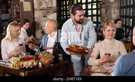 Serveur de passer commande en face de vous en pays restaurant Banque D'Images