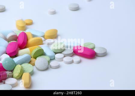 Médicaments médicaux pilules isolées sur fond blanc. Banque D'Images