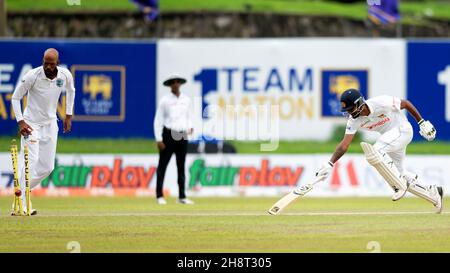 Galle, Sri Lanka.1er décembre 2021.Le capitaine du Sri Lanka, Dimuth Karunaratne (R), est en course tandis que le Roston Chase (L) des Antilles célèbre pendant le 3e jour du 2e match de cricket Test entre le Sri Lanka et les Antilles au stade international de cricket de Galle.Viraj Kothalwala/Alamy Live News Banque D'Images