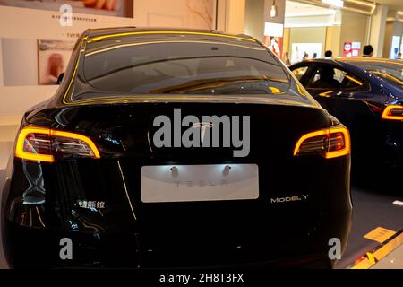 Les voitures Tesla sont présentées dans un centre commercial. Banque D'Images