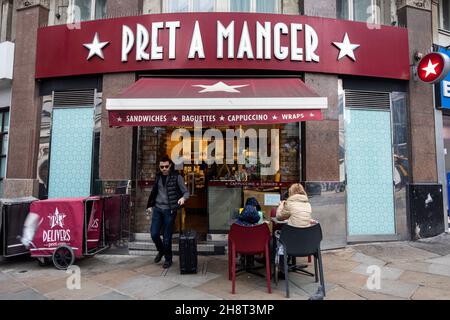 Londres, Royaume-Uni.1er décembre 2021.Personnes vues devant un magasin PRET A Manger sur Leicester Square.Crédit : SOPA Images Limited/Alamy Live News Banque D'Images