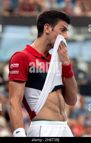 SYDNEY, AUSTRALIE - JANVIER 10 : Novak Djokovic de Serbie élimine la transpiration de son visage au cours du huitième jour du quart de finale du match des singles au tennis de la coupe ATP 2020 à la Ken Rosewall Arena le 10 janvier 2020 à Sydney, en Australie. Banque D'Images