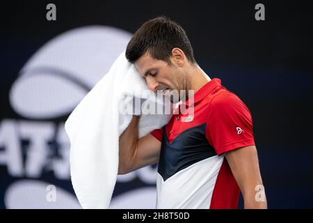 SYDNEY, AUSTRALIE - JANVIER 11 : Novak Djokovic de Serbie balaye son visage au cours de la neuvième journée du match semi-final des singles au tennis de la coupe ATP 2020 à la Ken Rosewall Arena le 11 janvier 2020 à Sydney, en Australie. Banque D'Images