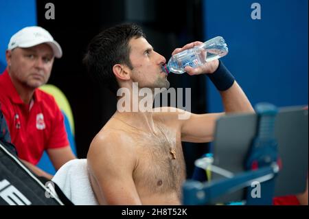 SYDNEY, AUSTRALIE - JANVIER 11 : Novak Djokovic de Serbie au changement de fin au cours de la neuvième journée du match semi-final des singles au tennis de la coupe ATP 2020 à la Ken Rosewall Arena le 11 janvier 2020 à Sydney, en Australie. Banque D'Images