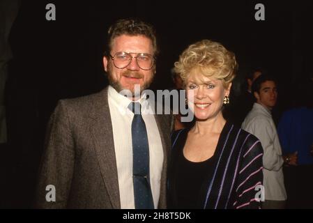 Elizabeth Montgomery et Robert Foxworth Circa des années 80 crédit: Ralph Dominguez/MediaPunch Banque D'Images