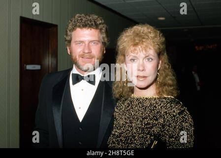 Elizabeth Montgomery et Robert Foxworth Circa des années 80 crédit: Ralph Dominguez/MediaPunch Banque D'Images