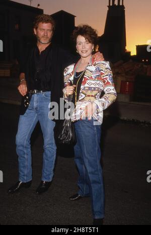 Elizabeth Montgomery et Robert Foxworth Circa des années 80 crédit: Ralph Dominguez/MediaPunch Banque D'Images