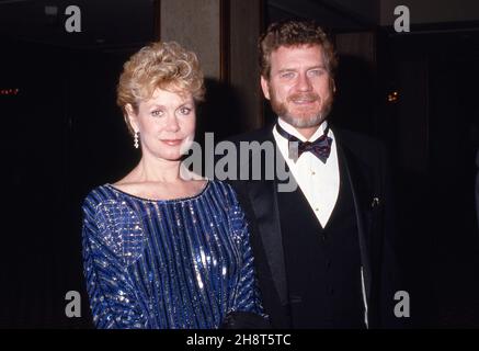 Elizabeth Montgomery et Robert Foxworth Circa des années 80 crédit: Ralph Dominguez/MediaPunch Banque D'Images