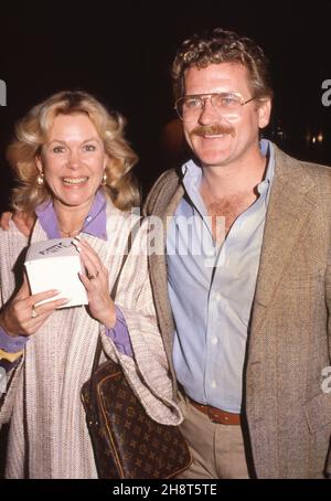 Elizabeth Montgomery et Robert Foxworth Circa des années 80 crédit: Ralph Dominguez/MediaPunch Banque D'Images