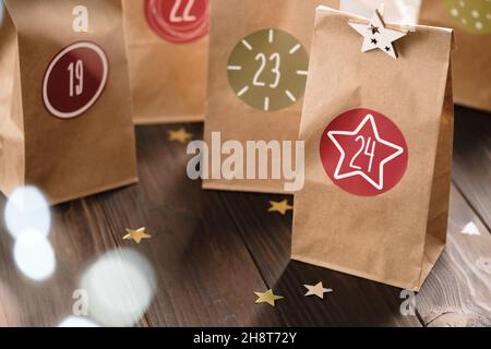 Calendrier de l'Avent de Noël pour les enfants, tâches créatives dans des sacs en papier pour tous les jours.24 sacs numérotés faits main avec cadeaux.Compte à rebours jusqu'à la veille de Noël.Fermer Banque D'Images