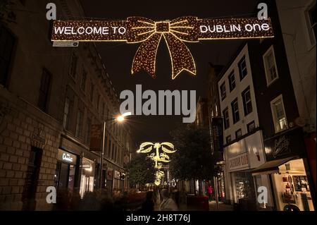 Dublin, Irlande - 13 novembre 2021 : magnifique vue sur les lumières de Noël festives avec le panneau « Welcome to Dublin One » sur la rue Henry très animée le soir Banque D'Images