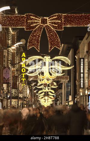 Dublin, Irlande - 13 novembre 2021 : magnifique vue sur les lumières de Noël festives et le magasin Arnotts décoré sur Henry Street pendant COVID-19 Banque D'Images