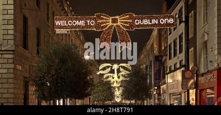 Dublin, Irlande - 13 novembre 2021 : magnifique vue panoramique des lumières de Noël festives avec panneau « Welcome to Dublin One » sur la rue Henry très animée Banque D'Images