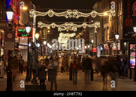 Dublin, Irlande - 13 novembre 2021 : belle vue des lumières de Noël festives sur la rue Henry très animée dans la soirée pendant la pandémie COVID-19 Banque D'Images