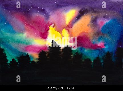 Photo aquarelle d'un ciel étoilé et coloré au-dessus de la forêt sombre la nuit.Aurores boréales Banque D'Images