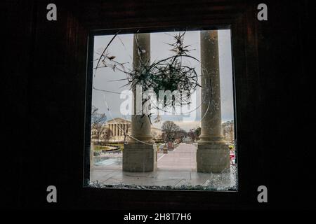 Washington, États-Unis.02e décembre 2021.La Cour suprême est vue à travers la fenêtre brisée de marteau de l'entrée est du Capitole des États-Unis à Washington, DC, le vendredi 8 janvier 2021.Une femme vétéran de la Force aérienne a été tuée par balle le 6 janvier lors du siège, lorsque des émeutiers pro-Trump ont franchi le périmètre de sécurité et ont pénétré dans le Capitole des États-Unis pour protester contre le décompte des votes du Collège électoral qui certifierait le président élu Joe Biden comme le vainqueur.Photo de Ken Cedeno/UPI crédit: UPI/Alay Live News Banque D'Images
