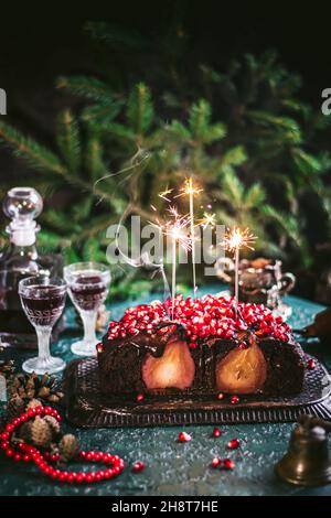 Tarte aux poires sur une table festive du nouvel an. Banque D'Images