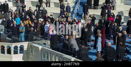 Washington, États-Unis.02e décembre 2021.Le président Joseph R. Biden Jr. A prêté serment en tant que 46e président des États-Unis au Capitole de Washington, DC, le mercredi 20 janvier 2021.Le juge en chef de la Cour suprême des États-Unis, John Roberts, administre le serment en tant que femme de Biden, le Dr Jill Biden, détient la bible familiale.Les anciens présidents Bill Clinton, George W. Bush et Barack Obama sont illustrés à droite.Photo de Pat Benic/UPI crédit: UPI/Alay Live News Banque D'Images