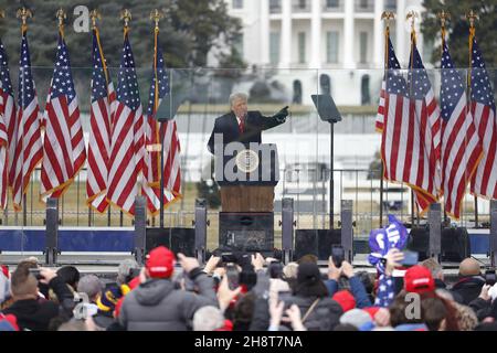 Washington, États-Unis.02e décembre 2021.Le président américain Donald J. Trump fait des remarques aux partisans réunis pour protester contre la prochaine certification du Congrès de Joe Biden comme prochain président sur l'ellipse à Washington, DC, le 6 janvier 2021.Plusieurs groupes de partisans de Trump se réunissent pour protester alors que le Congrès se prépare à se réunir et à certifier les résultats de l'élection présidentielle américaine de 2020.Photo de Shawn Thew/UPI crédit: UPI/Alay Live News Banque D'Images