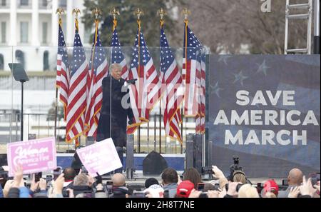 Washington, États-Unis.02e décembre 2021.Le président américain Donald J. Trump fait des remarques aux partisans réunis pour protester contre la prochaine certification du Congrès de Joe Biden comme prochain président sur l'ellipse à Washington, DC, le 6 janvier 2021.Plusieurs groupes de partisans de Trump se réunissent pour protester alors que le Congrès se prépare à se réunir et à certifier les résultats de l'élection présidentielle américaine de 2020.Photo de Shawn Thew/UPI crédit: UPI/Alay Live News Banque D'Images