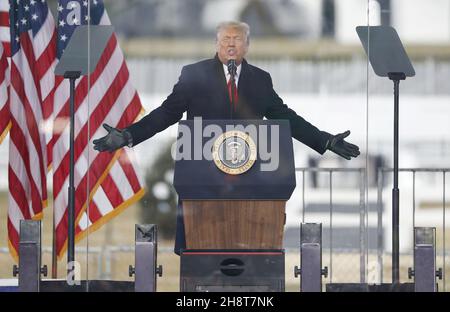 Washington, États-Unis.02e décembre 2021.Le président américain Donald J. Trump fait des remarques aux partisans réunis pour protester contre la prochaine certification du Congrès de Joe Biden comme prochain président sur l'ellipse à Washington, DC, le 6 janvier 2021.Plusieurs groupes de partisans de Trump se réunissent pour protester alors que le Congrès se prépare à se réunir et à certifier les résultats de l'élection présidentielle américaine de 2020.Photo de Shawn Thew/UPI1 crédit: UPI/Alay Live News Banque D'Images