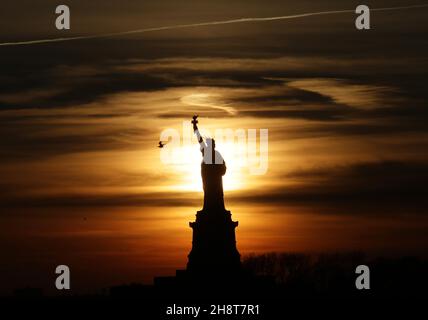 New York, États-Unis.02e décembre 2021.Le soleil se couche derrière la Statue de la liberté depuis le New York Media Boat à New York le mardi 30 mars 2021.Photo de John Angelillo/UPI crédit: UPI/Alay Live News Banque D'Images