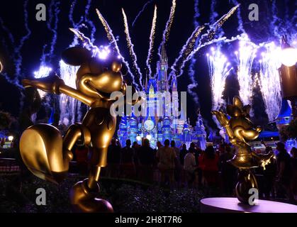 Orlando, États-Unis.02e décembre 2021.Sculptures dorées des personnages Disney Mickey Mouse et Minnie Mouse, faisant partie de la collection Disney Fab 50,Tenez-vous les uns à côté des autres pendant que le feu d'artifice intitulé « enchantement » est exposé pour la première fois dans Magic Kingdom Park lors de la « célébration la plus magique du monde », le 50e anniversaire de Walt Disney World Resort !Le jeudi 30 septembre 2021, à Orlando, en Floride.Photo de John Angelillo/UPI crédit: UPI/Alay Live News Banque D'Images