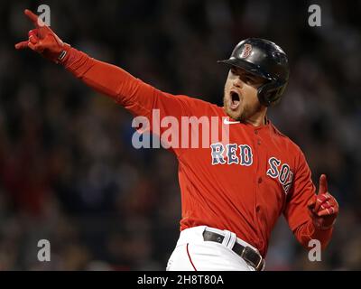 Boston, États-Unis.02e décembre 2021.Le deuxième baseman de Boston Red Sox, Christian Arroyo, célèbre après avoir fait une course à domicile à deux coups dans le troisième repas pour faire le score 9-0 dans le troisième match de la MLB ALCS contre les Astros de Houston à Fenway Park à Boston, Massachusetts, le lundi 18 octobre 2021.Photo de John Angelillo/UPI crédit: UPI/Alay Live News Banque D'Images