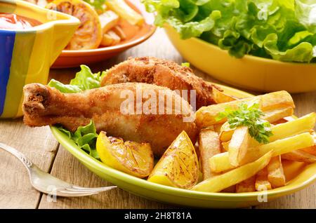 Pilons frit avec des frites sur la table Banque D'Images