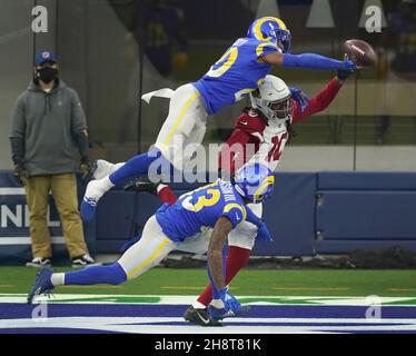 Inglewood, États-Unis.02e décembre 2021.Los Angeles Rams Corner back Jalen Ramsey frappe le ballon loin du récepteur des Arizona Cardinals (10) DeAndre Hopkins au stade SOFI à Inglewood, Californie, le dimanche 3 janvier 2021.Les Rams ont battu les Cardinals 18-7.Photo de Jon SooHoo/UPI crédit: UPI/Alay Live News Banque D'Images