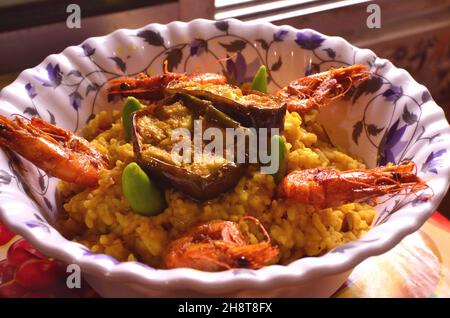 Le Khichdi, l'aubergine frite et les crevettes frites sont les meilleurs aliments du Bengale Banque D'Images