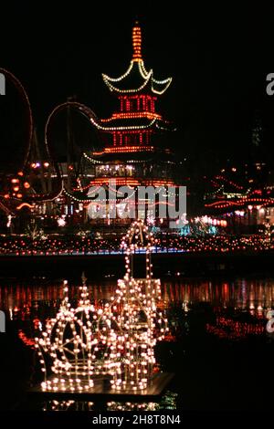 Ambiance de Noël dans le parc d'attractions Tivoli à Copenhague Danemark scandinavie Banque D'Images