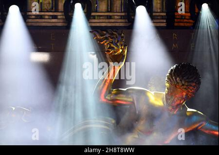 New York, États-Unis.1er décembre 2021.Les lumières de la scène brillent sur la sculpture en bronze moulé doré de Prométhée lors de la 89e cérémonie annuelle d'éclairage des arbres de Noël du Rockefeller Center à New York, NY, le 1er décembre 2021.(Photo par Anthony Behar/Sipa USA) crédit: SIPA USA/Alay Live News Banque D'Images