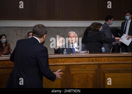 Scott A. Nathan, à gauche, s'entretient avec le sénateur des États-Unis Bob Menendez (démocrate du New Jersey), président du Comité du Sénat américain sur les relations étrangères avant une audience du Comité du Sénat sur les relations étrangères pour sa nomination au poste de directeur général de la United States International Development Finance Corporation, Department of State,Dans le bureau du Sénat Dirksen à Washington, DC, Etats-Unis, le mercredi 1er décembre,2021. Photo de Rod Lamkey/CNP/ABACAPRESS.COM Banque D'Images