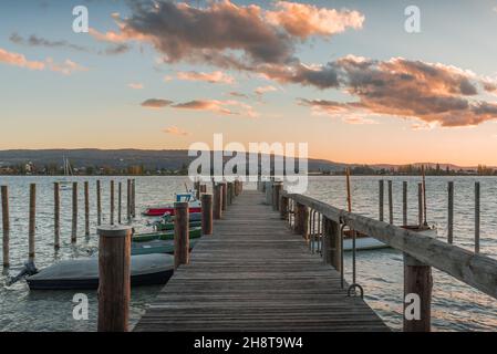 Jetée sur le lac de Constance au feu de la soirée, Allensbach, Bade-Wurtemberg, Allemagne. Banque D'Images