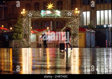 Cologne, Allemagne.02e décembre 2021.Seulement quelques personnes se déplacent sur la Domplatte en face de l'entrée du marché de Noël en début de matinée.Credit: Henning Kaiser/dpa/Alay Live News Banque D'Images