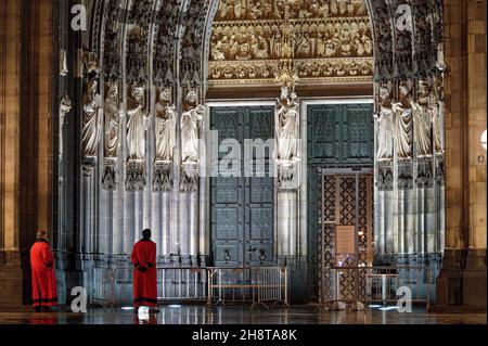 Cologne, Allemagne.02e décembre 2021.Deux Cathédrale suisses sont debout sur le plateau de la cathédrale en face de l'entrée du portail principal de la cathédrale en début de matinée.Credit: Henning Kaiser/dpa/Alay Live News Banque D'Images