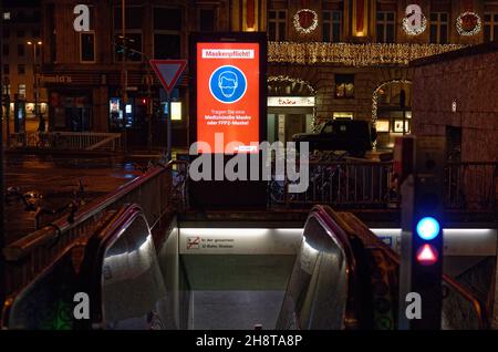 Cologne, Allemagne.02e décembre 2021.Un tableau d'information indique que les masques sont obligatoires dans le centre-ville.Credit: Henning Kaiser/dpa/Alay Live News Banque D'Images